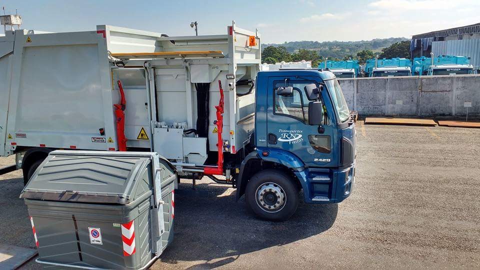 Caminhão da frota RN Freitas com sistema de coleta automatizada