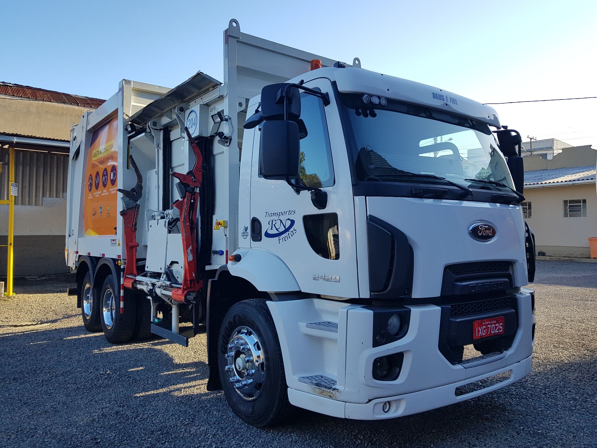 Caminhão da frota Transportes RN Freitas em operação de coleta